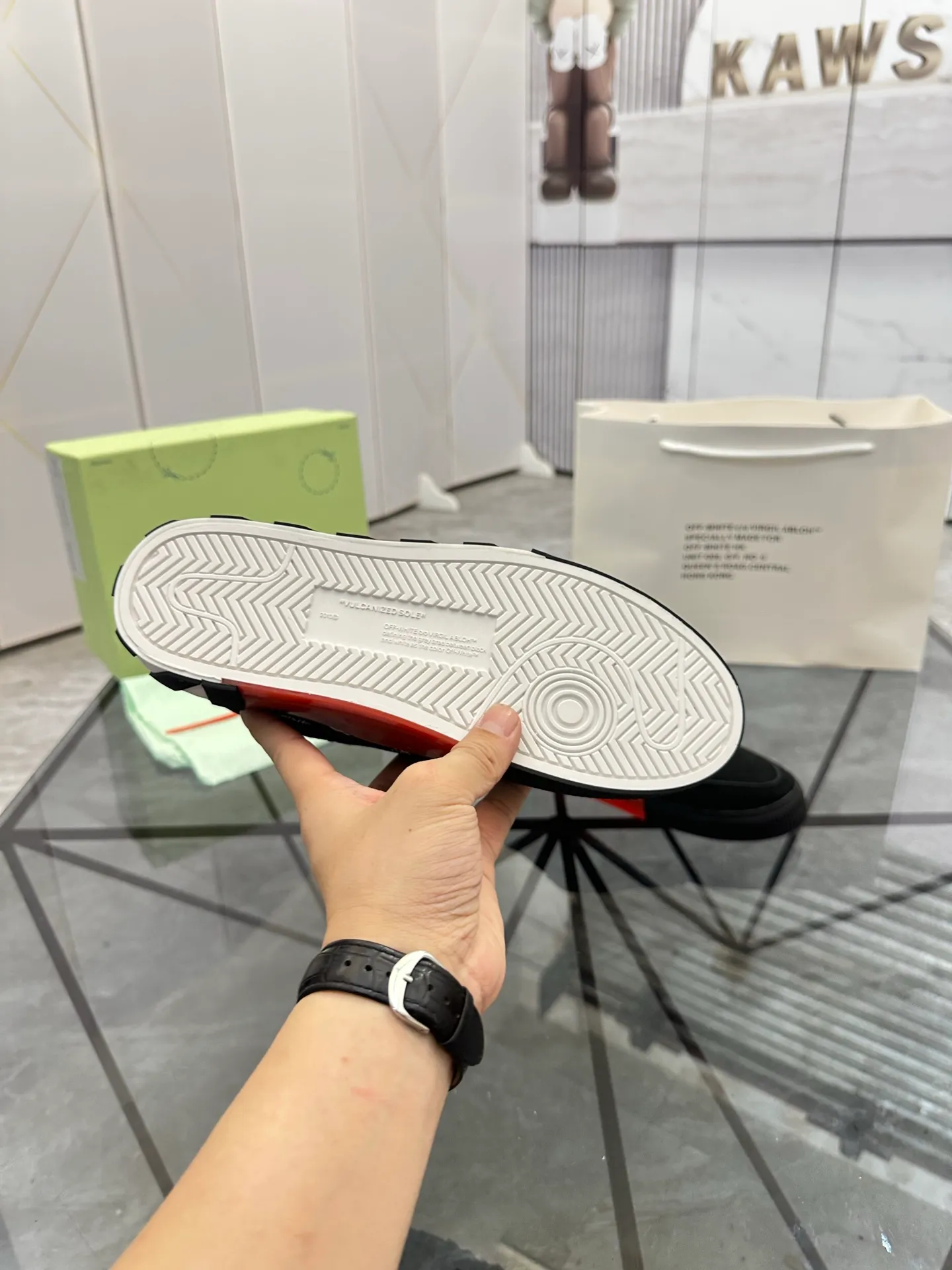 Selling men's shoes 💰: 💰P440¥ Product trademark: OFF WHITE * "OFF WHITE*" low-top casual shoes Regular size: 35-45 (can be customized to 46) Couple style Product materials: imported nubuck leather upper spliced ​​with original fabric, breathable lining, original outsole. No.: H203